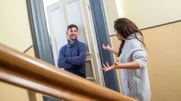 Ein Gespr&auml;ch bewirkt manchmal Wunder: Wenn Nachbarn l&auml;rmen, sollte man diese freundlich darauf hinweisen. - &copy; Christin Klose/dpa-tmn