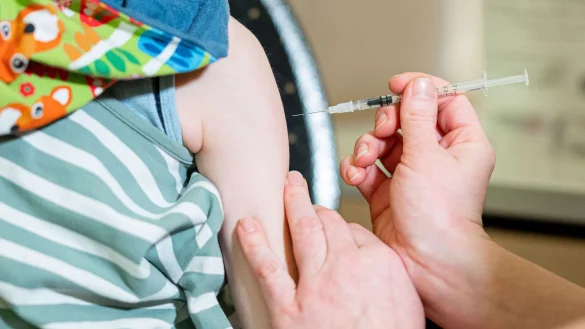 Ein kleines M&auml;dchen wird im mobilen Impfzentrum f&uuml;r Kinder gegen Corona geimpft. Die Stiko hat ihre Impfempfehlung nun &uuml;berarbeitet. - &copy; Daniel Reinhardt/dpa/Archiv