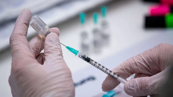 Ab dem 25. September soll ein neuer Corona-Impfstoff in Praxen verf&uuml;gbar sein. - &copy; Lino Mirgeler/dpa