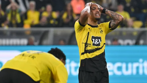 Dortmunds Donyell Malen greift sich an den Kopf. - &copy; Bernd Thissen/dpa