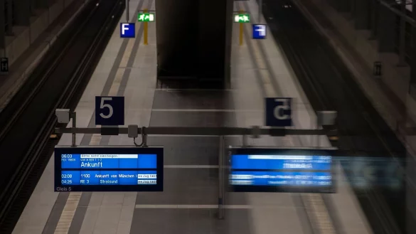 Der Warnstreik legt weite Teile des öffentlichen Verkehrs lahm. So auch hier am Berliner Hauptbahnhof. - © Paul Zinken/dpa