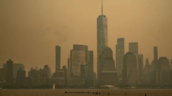 Die Skyline von Manhattan ist teilweise vom Rauch der kanadischen Waldbr&auml;nde verdeckt. - &copy; Matt Davies/PX Imagens via ZUMA Press Wire/dpa