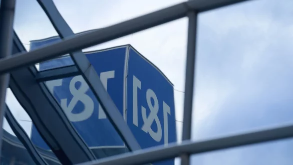 Das gespiegelte Firmenlogo auf dem Dach des Firmengeb&auml;udes des Internet- und Mobilfunkunternehmens 1&1 in Montabaur. - &copy; Thomas Frey/dpa