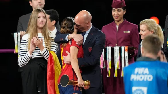 Luis Rubiales umarmt Aitana Bonmati auf dem Podium nach dem Sieg Spaniens im WM-Finale. - &copy; Alessandra Tarantino/AP/dpa