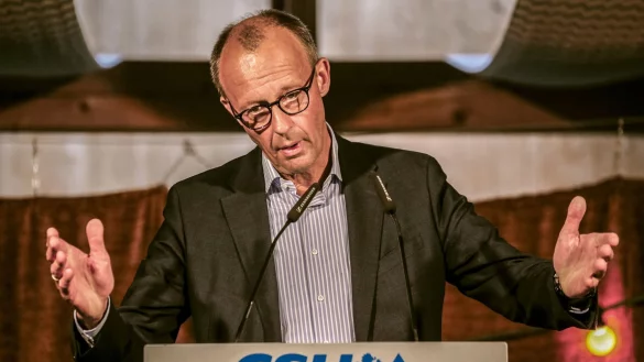 Friedrich Merz spricht w&auml;hrend eines Wahlkampfauftritts. - &copy; Uwe Lein/dpa