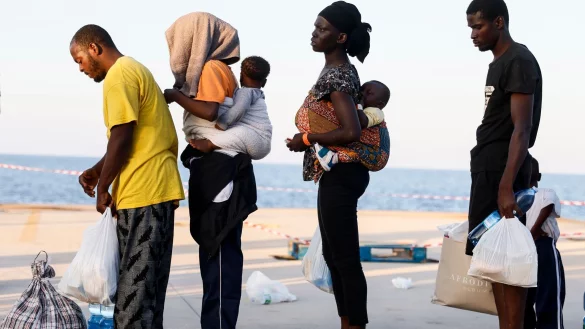 Migranten stehen auf der Insel Lampedusa. - &copy; Cecilia Fabiano/LaPresse/AP/dpa