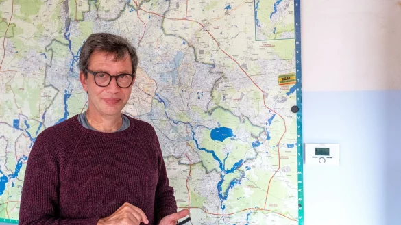 Vorverhandlungen geh&ouml;ren zum Job: Hat Locationscout Roland Gerhardt einen potenziellen Drehort gefunden, muss er kl&auml;ren, ob dort &uuml;berhaupt gedreht werden darf. - &copy; Bernd Diekjobst/dpa-tmn