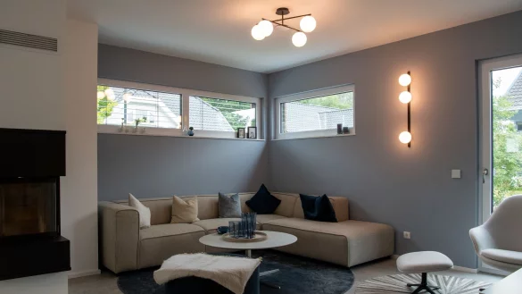 Die richtige Gr&ouml;&szlig;e eines Sofas f&uuml;r das Wohnzimmer hat nicht nur etwas mit seinen Ma&szlig;en zu tun. Sondern auch mit seiner Wirkung im Raum. - &copy; Laura Ludiwg/dpa-tmn