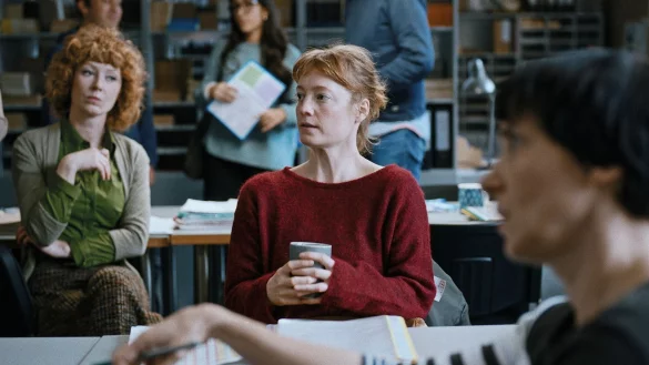 Carla Nowak (Leonie Benesch) &uuml;berschreitet in &laquo;Das Lehrerzimmer&raquo; eine Grenze. - &copy; Judith Kaufmann/Alamode/dpa