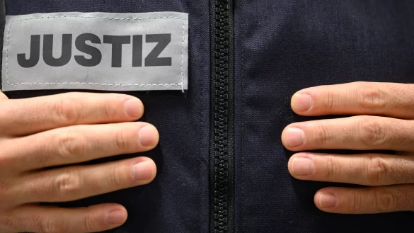 Ein Justizbeamter steht in einem Gerichtssaal. - © Sebastian Gollnow/dpa/Symbolbild