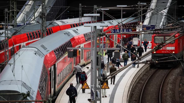 Fahrgäste steigen am frühen Morgen aus einer Regionalbahn am Hauptbahnhof. - © Christian Charisius/dpa/Symbolbild