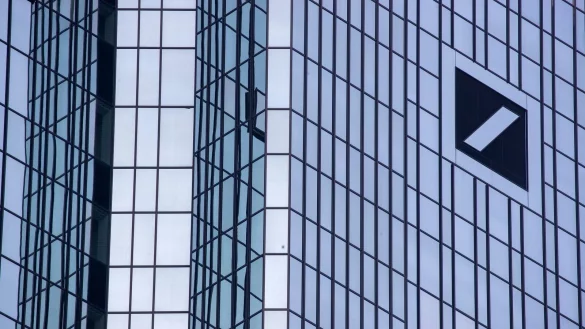 Die Deutsche Bank in Frankfurt verwies auf Anfrage auf ein nach wie vor «deutlich erhöhtes Aufkommen an Anfragen und Aufträgen» der Kundschaft. - © Helmut Fricke/dpa