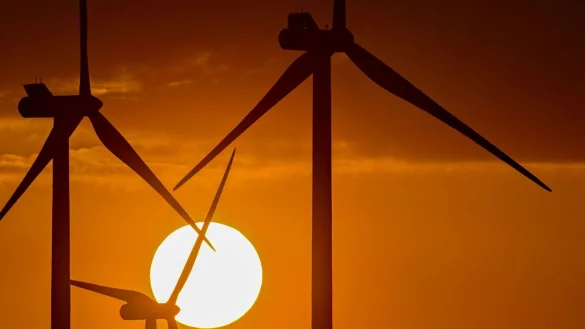 Windenergieanlagen im Sonnenuntergang. - &copy; Patrick Pleul/dpa