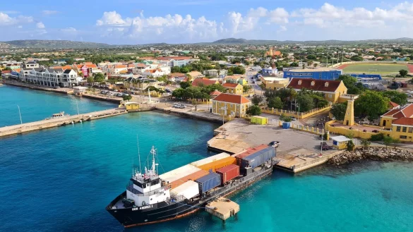 Blick auf Kralendijk, den Hauptort von Bonaire. - &copy; Roswitha Bruder-Pasewald/dpa-tmn