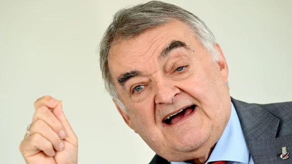 Herbert Reul, nordrhein-westf&auml;lischer Innenminister, gestikuliert. - &copy; Federico Gambarini/dpa