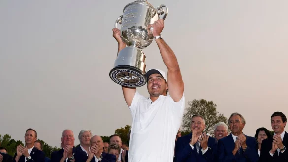 Brooks Koepka mit der Wanamaker-Troph&auml;e nach seinem Sieg. - &copy; Seth Wenig/AP