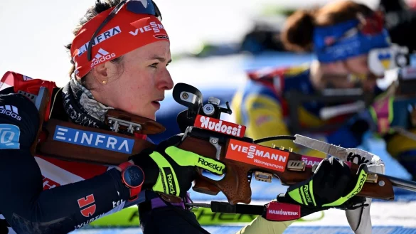 Denise Herrmann-Wick am Schie&szlig;stand. - &copy; Martin Schutt/dpa