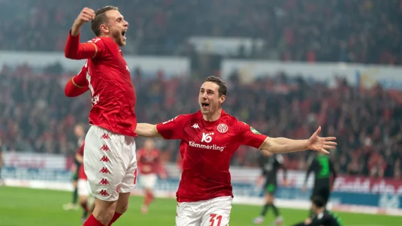 Marcus Ingvartsen (l) sorgte beim Mainzer Sieg gegen Gladbach f&uuml;r die Vorentscheidung. - &copy; Thomas Frey/dpa
