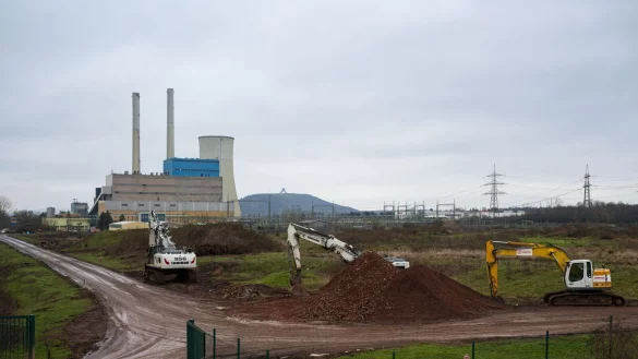 Am ehemaligen Kohlekraftwerk Ensdorf soll das Werk entstehen. - &copy; Oliver Dietze/dpa