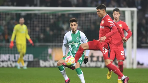 Knackige Schlussphase: Werders Ilia Gruev (l.) k&auml;mpft gegen Leverkusens Exequiel Palacios um den Ball. - &copy; Carmen Jaspersen/dpa