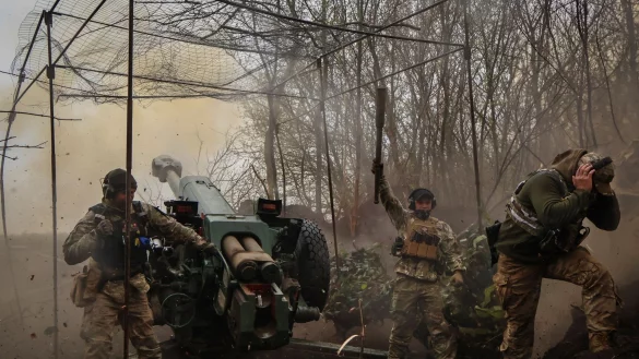 Ukrainische Soldaten feuern eine Haubitze D-30 an der Frontlinie in der Region Donezk ab. - &copy; Roman Chop/AP/dpa