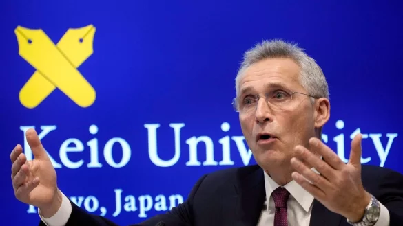 Nato-Generalsekret&auml;r Jens Stoltenberg bei seinem Besuch in Japan im Gespr&auml;ch mit Studentinnen und Studenten an der Keio-Universit&auml;t in Tokio. - &copy; Eugene Hoshiko/AP/dpa