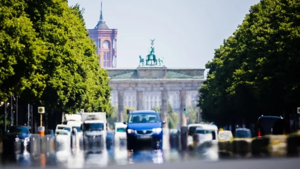 Hei&szlig;, aber nicht brenzlig: Um im Auto auch bei sommerlichen Au&szlig;entemperaturen einen k&uuml;hlen Kopf bewahren zu k&ouml;nnen, bleibt es innen besser im Bereich der Wohlf&uuml;hltemperatur. - &copy; Christoph Soeder/dpa/dpa-tmn