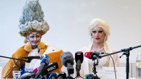 Drag-King Eric BigClit (l) und Drag-Queen Vicky Voyage nehmen nach der Lesung in der M&uuml;nchner Stadtbibliothek an einer Pressekonferenz teil. - &copy; Sven Hoppe/dpa