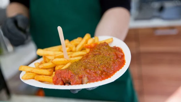 Eine vegane Currywurst: Wie sieht der Ernährungstrend für 2023 aus? - © picture alliance / dpa