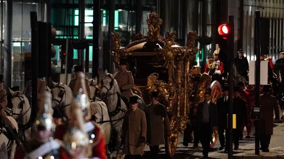 Die goldene Staatskutsche wird am fr&uuml;hen Mittwochmorgen w&auml;hrend einer Probe f&uuml;r die Kr&ouml;nung von K&ouml;nig Charles III. in einer Prozession durch London gef&uuml;hrt. - &copy; Jordan Pettitt/PA Wire/dpa