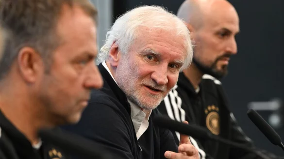 DFB-Sportdirektor Rudi V&ouml;ller (M.) setzte sich bewusst zwischen Bundestrainer Hansi Flick (l) und U21-Coach Antonio Di Salvo. - &copy; Arne Dedert/dpa
