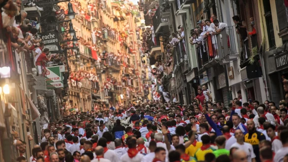 Volle Straßen: Auch bei der zweiten Stierhatz während des diesjährigen «Sanfermines»-Festes sind am Samstagmorgen in Pamplona im Norden Spaniens mehrere Menschen verletzt worden. - © Alvaro Barrientos/AP