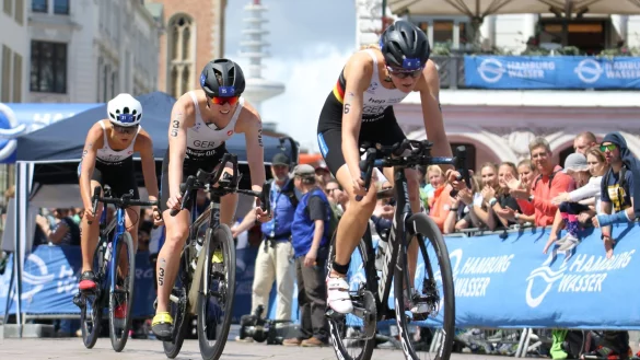 Triathletin Lena Mei&szlig;ner (M) auf der Radstrecke. - &copy; Markus Tischler/dpa