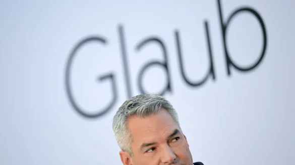 &laquo;Ich stehe dazu, dass sich Leistung lohnen muss, und ich stehe dazu, dass Eltern eine F&uuml;rsorgepflicht f&uuml;r ihre Kinder haben&raquo;, sagt &Ouml;sterreichs Bundeskanzler Karl Nehammer. - &copy; Roland Schlager/APA/dpa