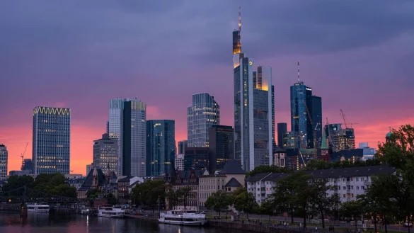 Hochh&auml;user im Stadtzentrum von Frankfurt am Main. - &copy; Frank Rumpenhorst/dpa