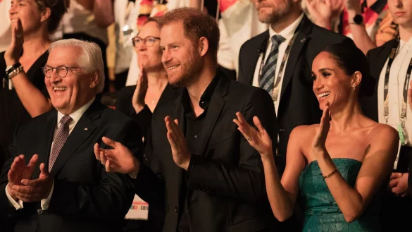 Prinz Harry (M) und seine Frau Meghan bei der Abschlussfeier der 6. Invictus Games in der Merkur Spiel-Arena. - &copy; Rolf Vennenbernd/dpa