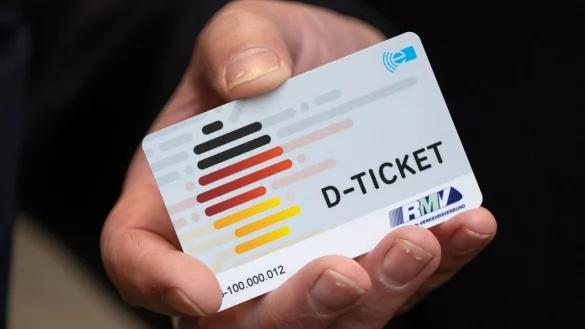 Ein &laquo;D-Ticket&raquo; im Chipkartenformat. - &copy; Boris Roessler/dpa/Symbolbild