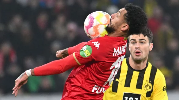 Der Mainzer Angelo Fulgini spielt gegen Dortmunds Giovanni Reyna. - &copy; Torsten Silz/dpa