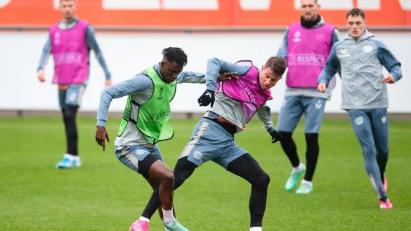 Leverkusens Odilon Kossounou (l) und Adam Hlozek k&auml;mpfen beim Training um den Ball. - &copy; Marius Becker/dpa