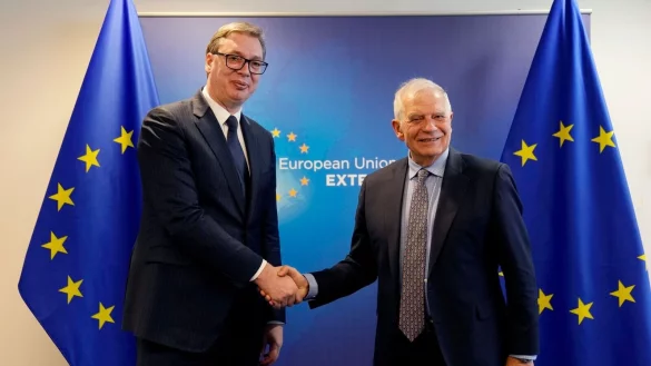 Serbiens Pr&auml;sident Aleksandar Vucic (l.) wird in Br&uuml;ssel vom EU-Au&szlig;engbeauftragten Josep Borrell begr&uuml;&szlig;t. - &copy; Virginia Mayo/AP/dpa