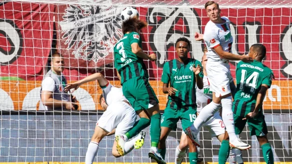 M&ouml;nchengladbach und Augsburg lieferten sich eine umk&auml;mpfte und torreiche Partie. - &copy; Matthias Balk/dpa