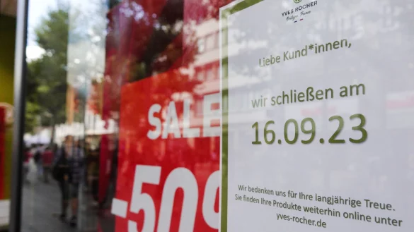 Ein Schild weist am Eingang einer Yves-Rocher-Filiale auf die Schließung des Ladens hin. - © Anne Stein/dpa
