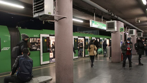 Menschen auf einem U-Bahnhof in Mailand: Wie viele Besch&auml;ftigte folgen tats&auml;chlich dem Streikaufruf? - &copy; Josi Donelli/TheNEWS2/ZUMA/dpa