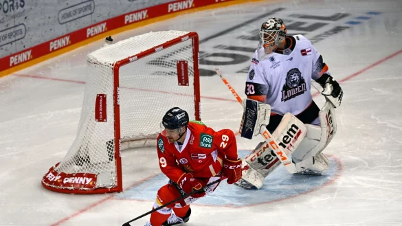 D&uuml;sseldorfs Alexander Barta (l) dreht ab, nachdem er das 4:0 gegen Frankfurts Torwart Jake Hildebrand erzielt hat. - &copy; Federico Gambarini/dpa