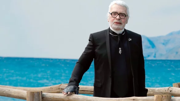 Der Modedesigner Karl Lagerfeld 2018 bei der Pr&auml;sentation der Chanel-Modekollektion Fr&uuml;hjahr/Sommerkollektion 2019. - &copy; Christophe Ena/AP/dpa