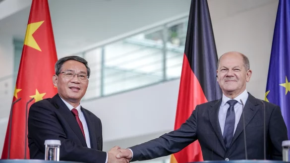 Nach dem Pressestatement reichen sich Bundeskanzler Olaf Scholz (r) und der chinesische Ministerpr&auml;sident Li Qiang die H&auml;nde. - &copy; Kay Nietfeld/dpa