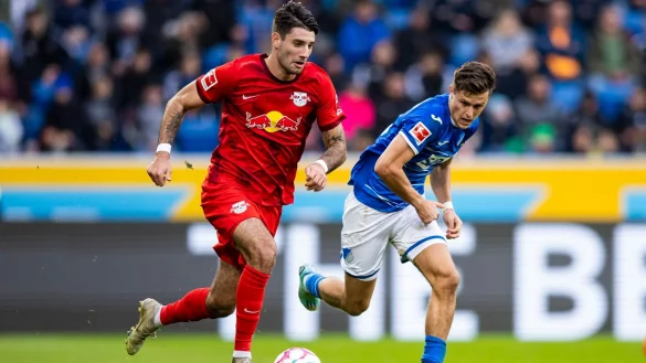 Der Leipziger Dominik Szoboszlai (l) soll beim FC Liverpool auf dem Zettel stehen. - &copy; Tom Weller/dpa