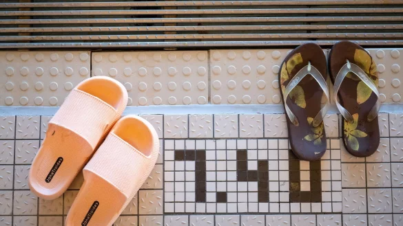 Ein Hallenbad in Wiesbaden wurde zum Unglücksort. - © Sebastian Gollnow/dpa