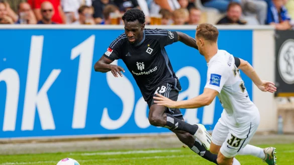Bakery Jatta (l) und der HSV mussten sich in Elversberg geschlagen geben. - &copy; Alexander Neis/Eibner-Pressefoto/dpa