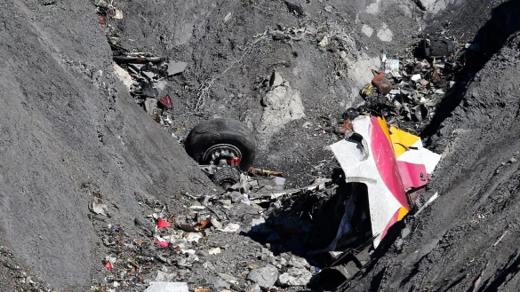 Die Absturzstelle in den französischen Alpen im März 2015. - © Sebastien Nogier/EPA/dpa